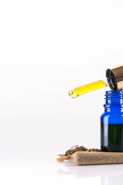 Σταγονομετρήστε με Cbd Cannabidiol Oil. Mcannabis Μαριχουάνα Ιατρική Ex — Φωτογραφία Αρχείου