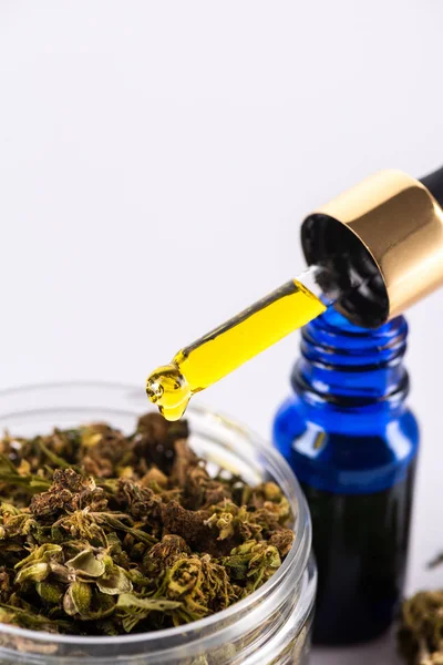 Σταγονομετρήστε με Cbd Cannabidiol Oil. Ιατρική μαριχουάνα και κάνναβη — Φωτογραφία Αρχείου