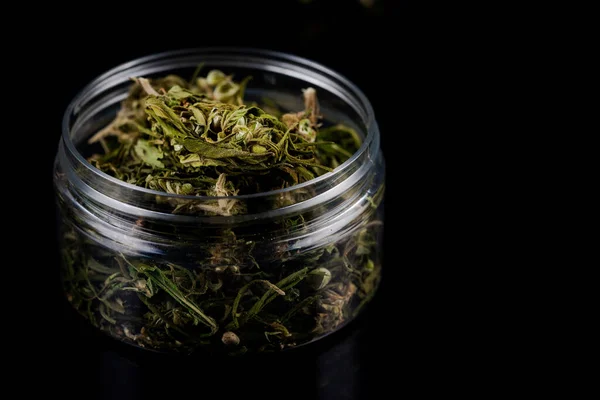 Sativa Indica ou Cannabis Maconha Flor Buds em frasco de vidro. riz — Fotografia de Stock