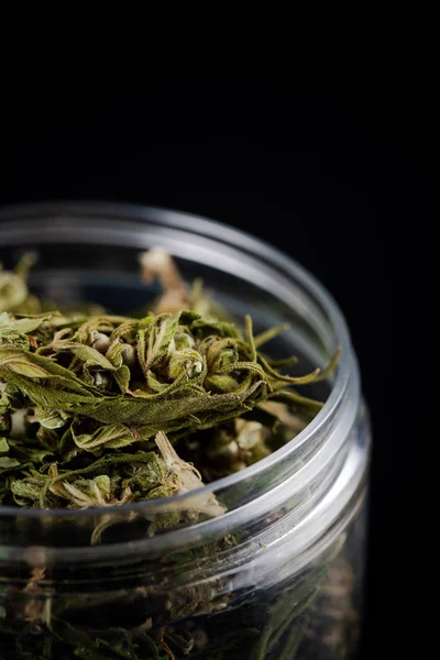 Sativa Indica ou Cannabis Maconha Flor Buds em frasco de vidro. riz — Fotografia de Stock