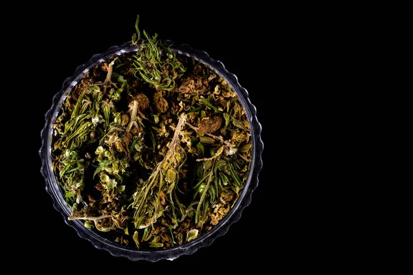 Cannabisbloemknoppen in glazen pot, van dichtbij. Donkere ruggen — Stockfoto