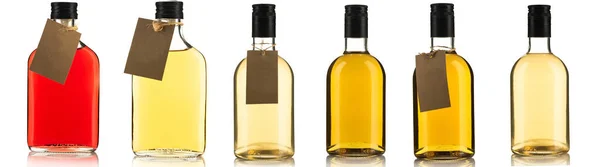 Bitkisel tentürü ya da alkol likörü içeren çeşitli şişeler. — Stok fotoğraf