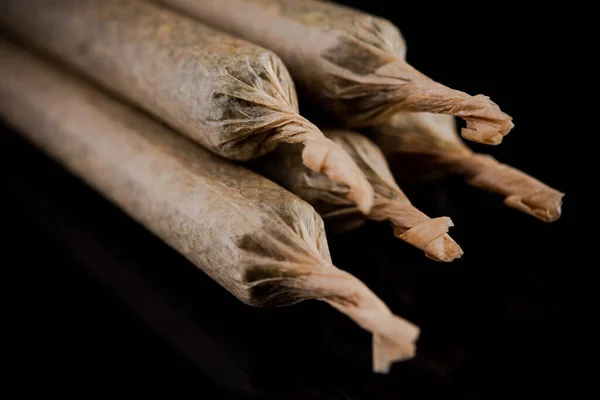 Cannabis Marijuana roulé dans des joints sur fond réfléchissant foncé — Photo