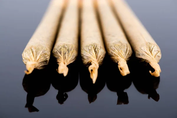 Articulaciones de marihuana de cannabis medicinal sobre fondo negro, de cerca —  Fotos de Stock