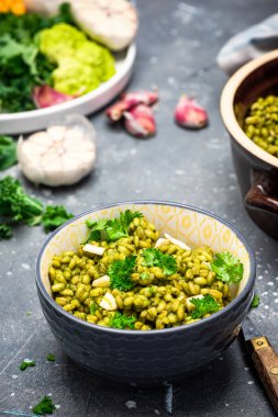 Vejetaryen bitki temelli diyet. Temiz yemek. Kale ile Karabuğday Groats. Yeşil Yemek. Sağlıklı Yaşam.