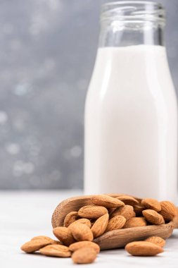 Badem sütü. Alternatif Non Dairy Oraganic Süt. Bitki Bazlı Yiyecek.