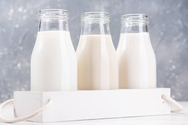 Badem, soya ve pirinç bazlı süt. Alternatif Dairy Helthy Food. Organik Taze Süt.