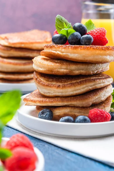 American Pancakes Disajikan Dengan Buah Berry Fresh Dan Madu Shrove — Stok Foto