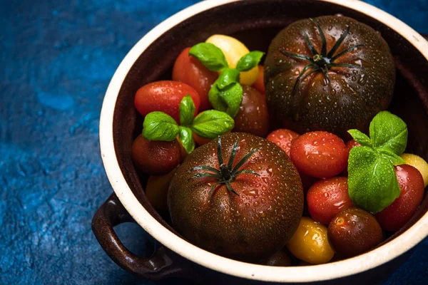 Ekologiska Färska Tomater Keramik Pan Livsmedelsbakgrund — Stockfoto