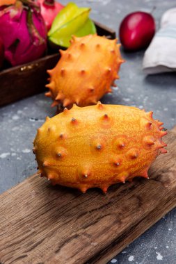 Tüm Kiwano ya da Boynuzlu Karpuz Egzotik Meyvesi Kesme Tahtasında.