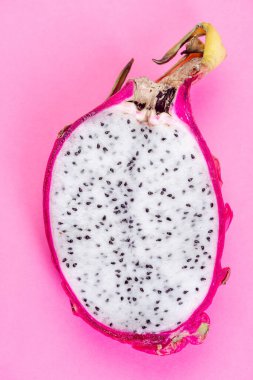 Pitahaya ya da Dragon Fruit Cut Pembe Pastel arka planda. Düz Yat. Sağlıklı Egzotik Meyveler.