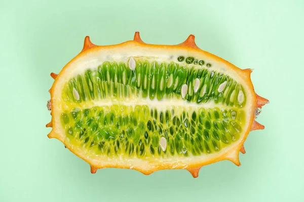 Kiwano Melón Cortado Por Mitad Fruta Exótica Detalle Cerca Fondo —  Fotos de Stock