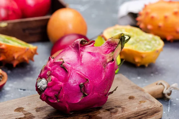 Pitahaya Entera Fruta Del Dragón Frutas Frescas Exóticas —  Fotos de Stock
