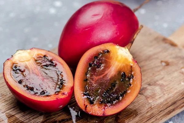 Tamarillo Або Tree Tomato Exotic Fruit Цілий Зріджений Плід Тамарільйо — стокове фото