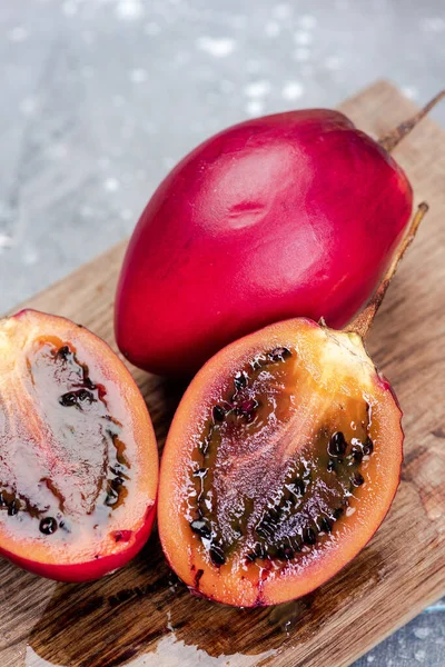Tamarillo Або Tree Tomato Exotic Fruit Цілий Зріджений Плід Тамарільйо — стокове фото