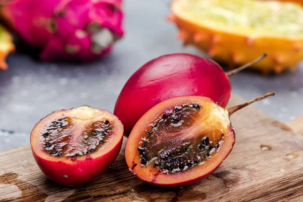 Tamarillo Boomtomaat Exotisch Fruit Gehele Gesneden Tamarillo Fruit — Stockfoto