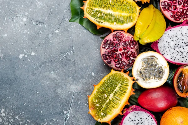 Fondo Fronterizo Frutas Tropicales Exóticas Frutas Crudas Frescas Sobre Fondo —  Fotos de Stock