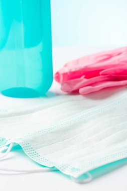 Coronavirus Önleme Tıbbi Maskeleri ve El Dezenfektanı Jeli. El hijyeni Corona Virüs Koruması.
