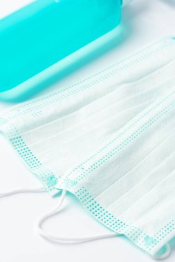 Coronavirus Salgınında Kişisel Koruma İçin Cerrahi Maskeler ve El Temizleyici Jel.