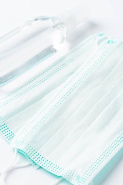 Coronavirus Salgınında Kişisel Koruma İçin Cerrahi Maskeler ve El Temizleyici Jel.
