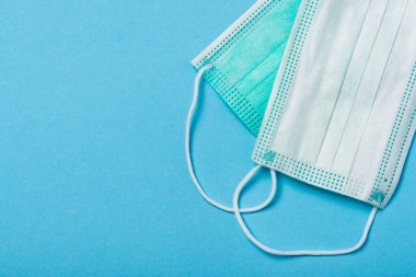 Mavi Arkaplanda Cerrahi Maske. Coronavirus Salgını Salgını Alan Kopyalama Arkaplanı.