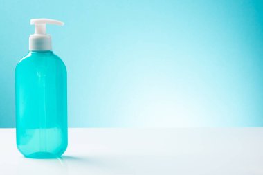 El hijyeni için saten jeli ver. Coronavirus Convid-19 Salgını. Boşluk Arkaplanı Kopyala.