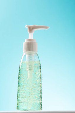 El hijyeni için saten jeli ver. Coronavirus Convid-19 Salgını. Wah Ellerin Kavramı.