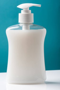 El yıkama jeli. Salgın Koronavirüs Salgını 'nda kişisel hijyen. İkna-19 Koruma.