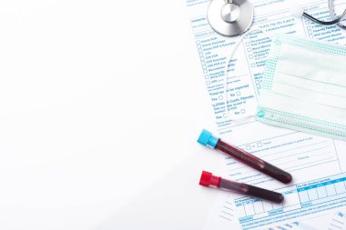 Coronavirus 'un varlığı için kan testi örnekleri (COVID-19) Hastanın kan örneğini içeren tüp.