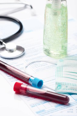 Coronavirus 'un varlığı için kan testi örnekleri (COVID-19) Hastanın kan örneğini içeren tüp.
