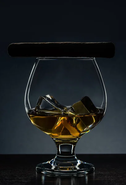 Cuban Cigar Elegant Glass Alcohol Ice Cubes Розкішні Вироби Дерев — стокове фото