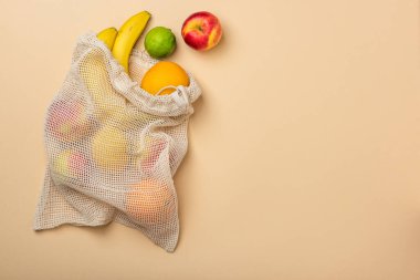 Yeniden Kullanılabilir Çevre dostu Meyveli Alışveriş Torbası. Boşluğu Kopyalayan Kenarlık Arkaplanı.