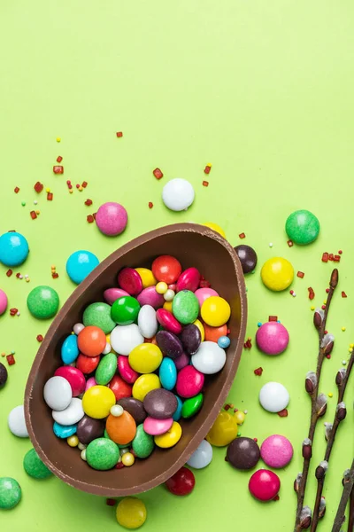 Huevo Pascua Con Caramelo Colorido Fondo Pascua Con Espacio Copia — Foto de Stock