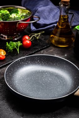 Mutfak tezgahına boş tencere ve taze sebzeler. Ürün veya Tabak Yerleştirme Şablonu.