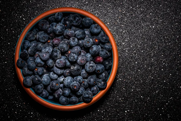 Blaubeerfrüchte Auf Dunklem Hintergrund Mit Kopierraum Ansicht Von Oben — Stockfoto