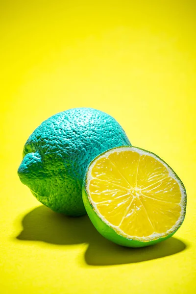 Fruta Entera Limón Rodaja Limón Sobre Fondo Amarillo Antecedentes Alimentarios —  Fotos de Stock