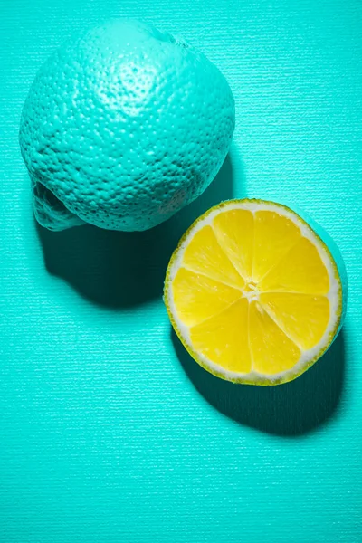 Fruta Entera Limón Rodaja Limón Sobre Fondo Azul Antecedentes Alimentarios —  Fotos de Stock