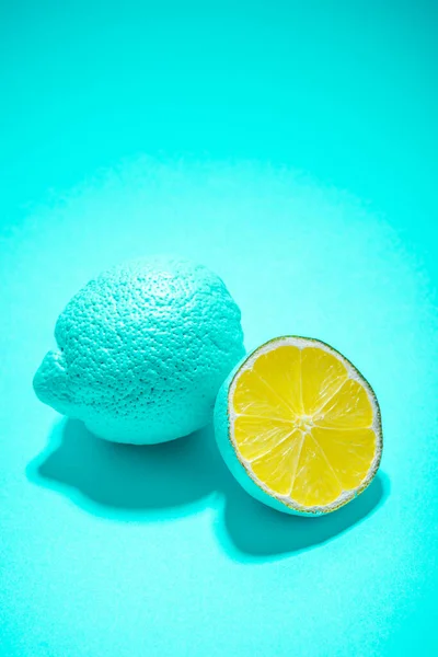 Azul Abstracto Fruta Del Limón Entera Medio Cortada Sobre Fondo —  Fotos de Stock