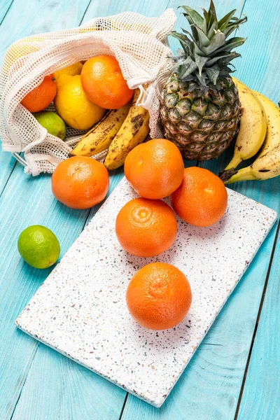 Frische Orangen Und Tropische Früchte Auf Dem Holztisch Lebendige Farben — Stockfoto