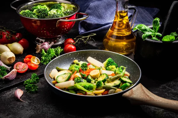 揚げパンに新鮮な野菜をミックス炒めます ダークトーンブラックイメージ 健康的な食事のアイデア — ストック写真