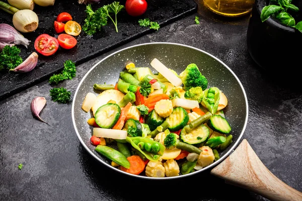 鍋に野菜を炒めます閉じるビュー 健康的な食生活 野菜ミックス 緑の国会 — ストック写真