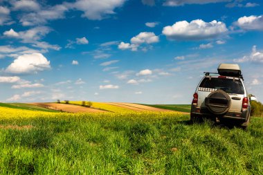 Güzel kırsal kesimde Açık Araba Macerası.