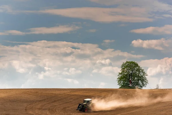 Çiftlik Arazisinde Çalışan Traktör Horizon Daki Yalnız Ağaç Kırsal Manzara — Stok fotoğraf