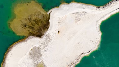 Bue Su Gölü 'ndeki Beyaz Kum üzerinde Sarı Makineli Kum Madenciliği. Hava Görünümü.