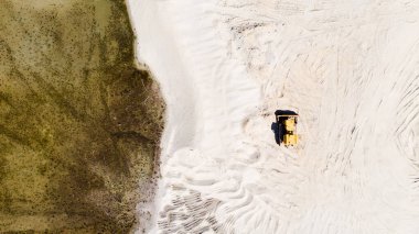 Sand Quarry 'de sarı buldozer. Yukarıdan Aşağıya Hava Aracı Görünümü. Doğadaki Geometrik Şekiller.