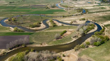 Polonya 'da Virajlı Nida Nehri. Hava Aracı Görünümü.