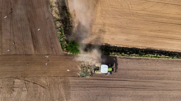 Сельское Хозяйство Трактор Работает Полях Сельской Местности Воздушный Беспилотник — стоковое фото