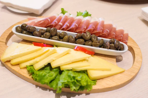 Comida mediterrânea na mesa Fotografia De Stock