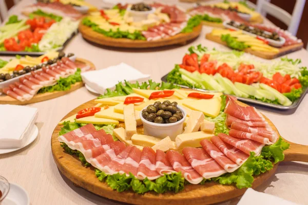 Alimentos Mediterrânicos Com Azeitonas Domésticas Presunto Queijo — Fotografia de Stock