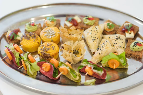 Feestzaal Tabel Met Kleurrijke Voedsel Hapjes Catering — Stockfoto